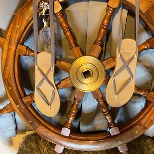 Sandals with interchangeable straps